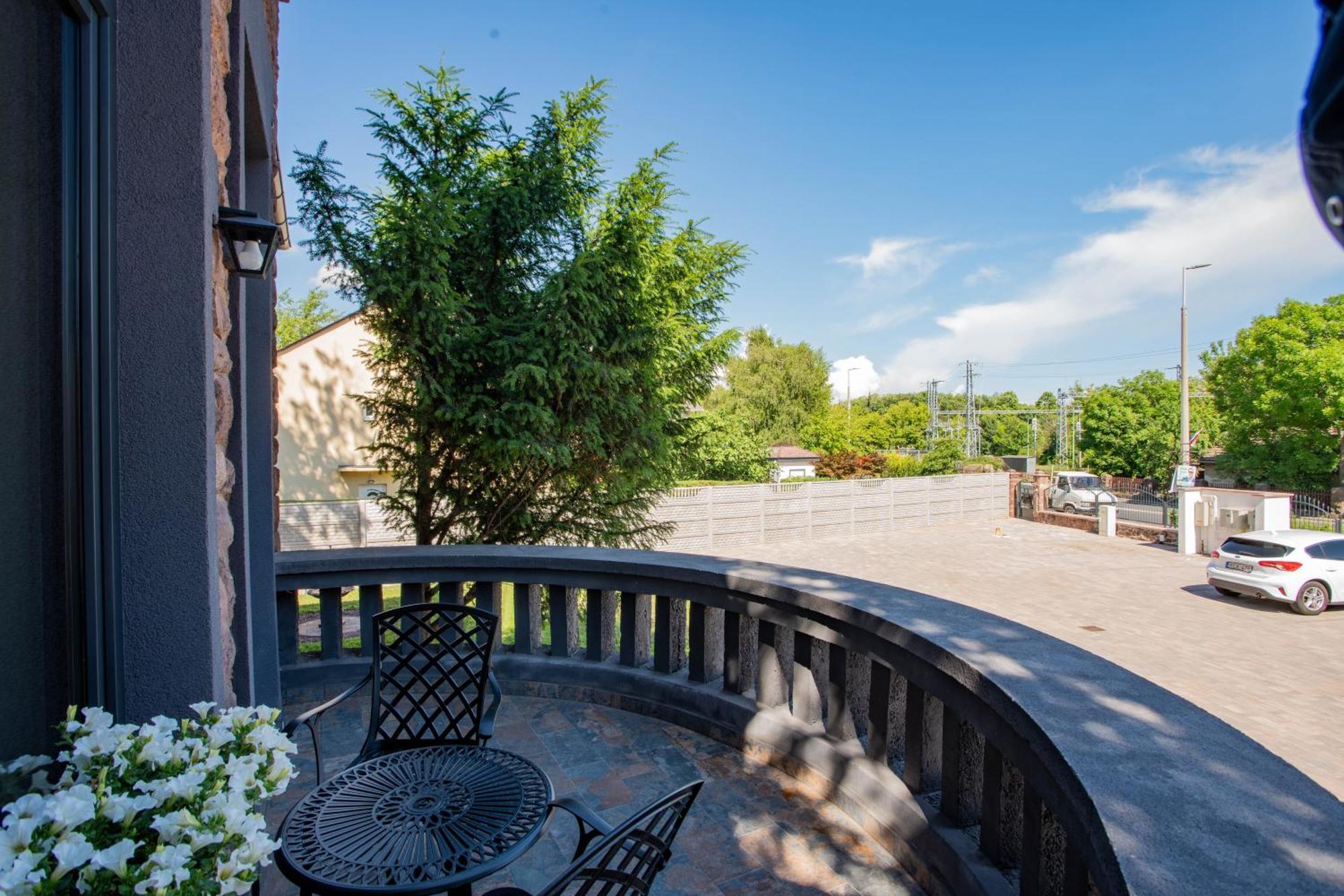 Voeroesko Villa -Elnoeki Szauna Es Jakuzzi Hasznalattal Balatonalmádi Exterior foto